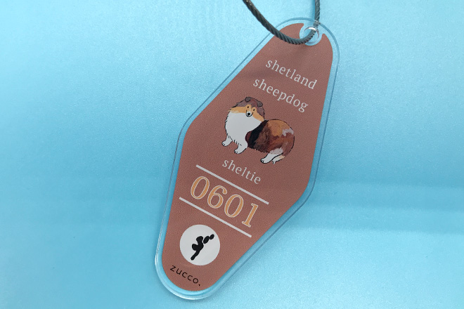 犬モチーフとブラウンがやさしく調和するモーテルキー