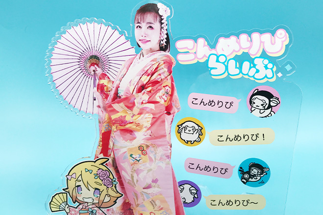 艶やかな着物美人を描いたアクリルスマホスタンド