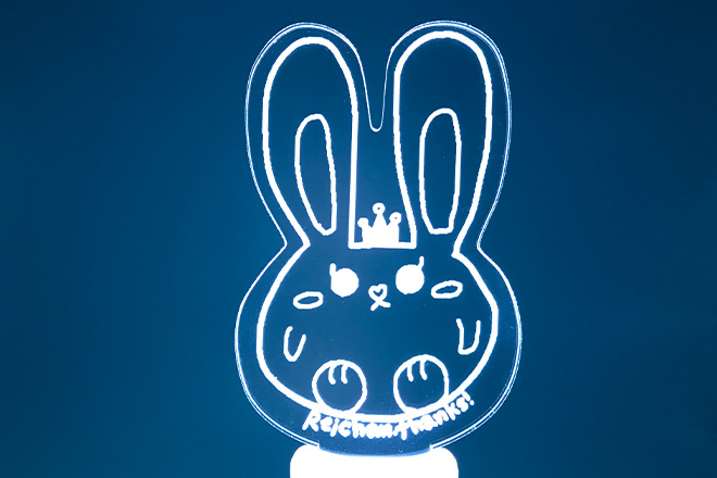 手書き風のウサギがやさしく光るアクリルペンライト