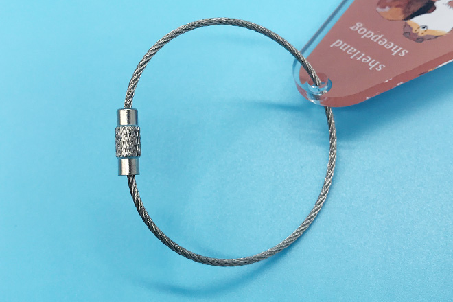 犬モチーフとブラウンがやさしく調和するモーテルキー