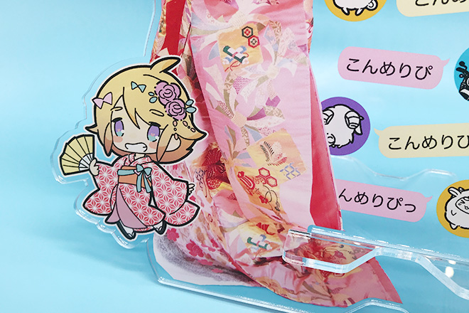 艶やかな着物美人を描いたアクリルスマホスタンド