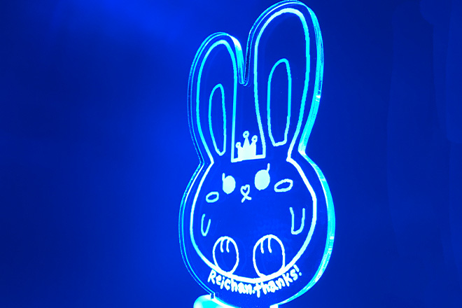 手書き風のウサギがやさしく光るアクリルペンライト