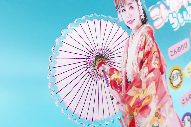 艶やかな着物美人を描いたアクリルスマホスタンド