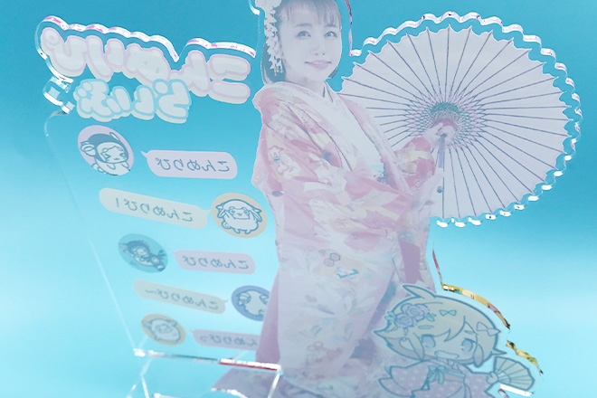 艶やかな着物美人を描いたアクリルスマホスタンド