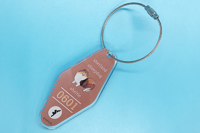 犬モチーフとブラウンがやさしく調和するモーテルキー