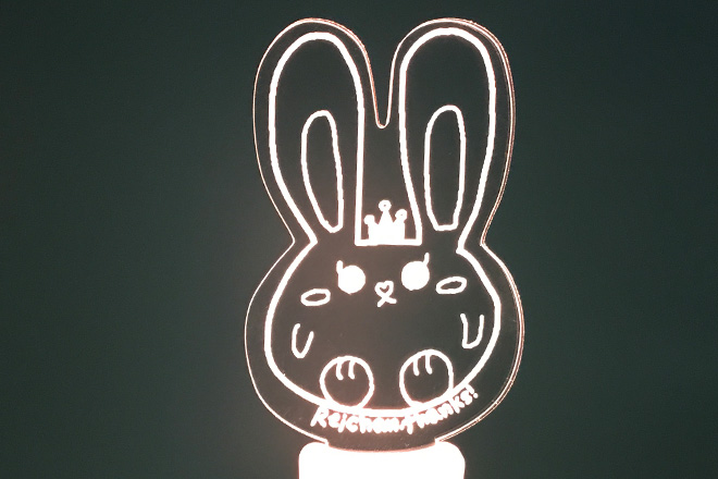 手書き風のウサギがやさしく光るアクリルペンライト