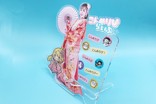 艶やかな着物美人を描いたアクリルスマホスタンド