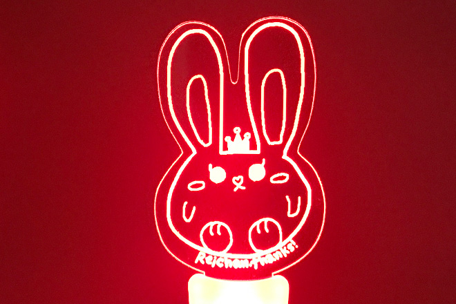 手書き風のウサギがやさしく光るアクリルペンライト