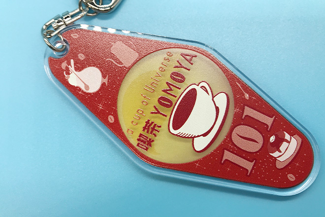 コーヒーカップとスイーツが彩るレトロ喫茶風のモーテルキー