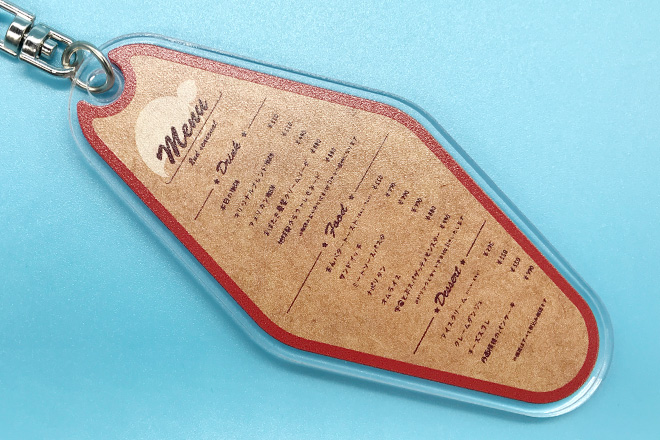 コーヒーカップとスイーツが彩るレトロ喫茶風のモーテルキー