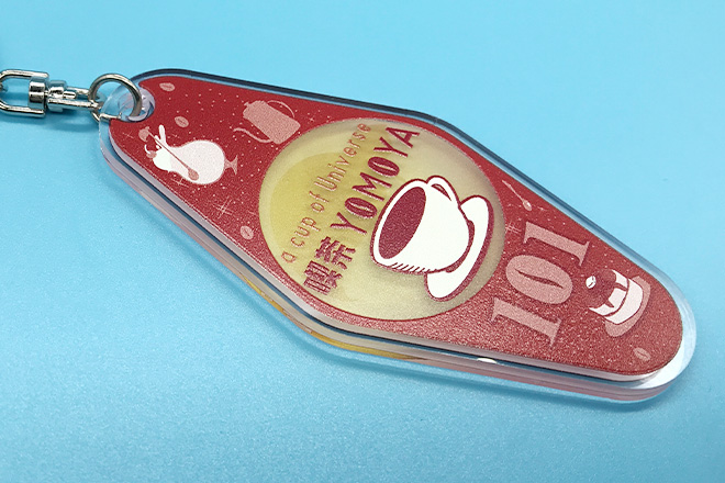 コーヒーカップとスイーツが彩るレトロ喫茶風のモーテルキー