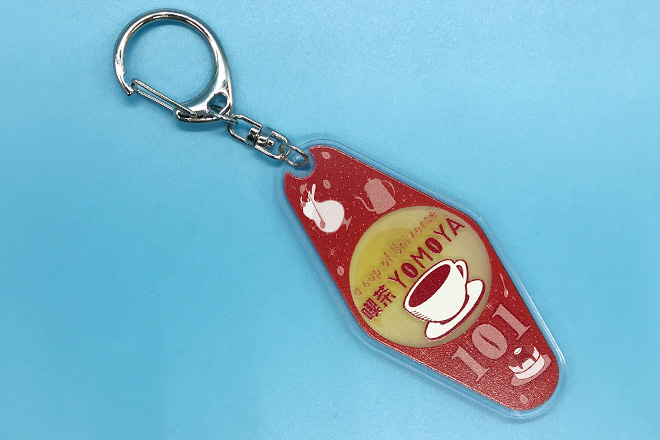 コーヒーカップとスイーツが彩るレトロ喫茶風のモーテルキー