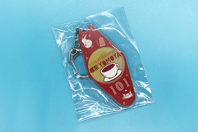 コーヒーカップとスイーツが彩るレトロ喫茶風のモーテルキー