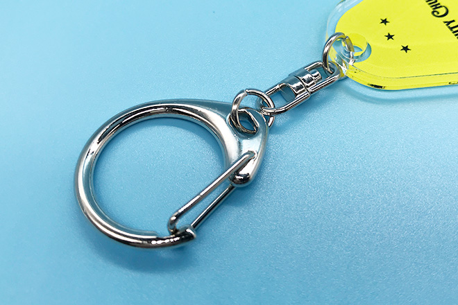 黒と黄色のコントラストが視線を引きつけるモーテルキー