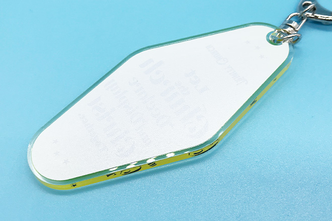 黒と黄色のコントラストが視線を引きつけるモーテルキー