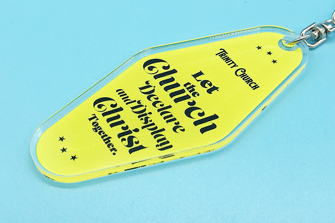 黒と黄色のコントラストが視線を引きつけるモーテルキー