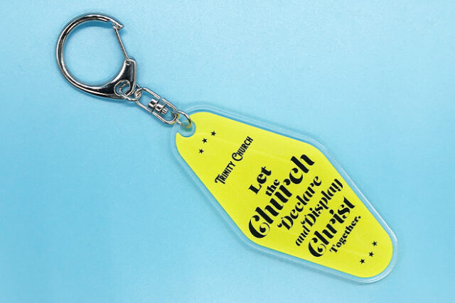 黒と黄色のコントラストが視線を引きつけるモーテルキー