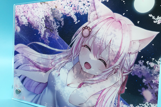 瞳きらめく女性を夜桜と月が彩るデザインのアクリルパネル