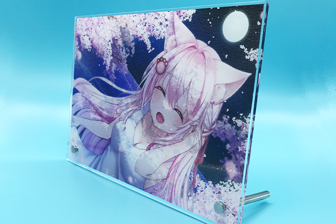 瞳きらめく女性を夜桜と月が彩るデザインのアクリルパネル