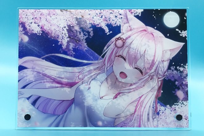 瞳きらめく女性を夜桜と月が彩るデザインのアクリルパネル