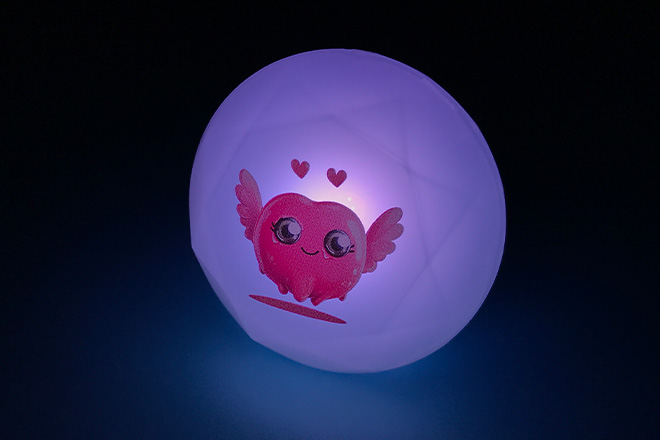 ピンクの羽キャラが輝くダイヤ型リングライト