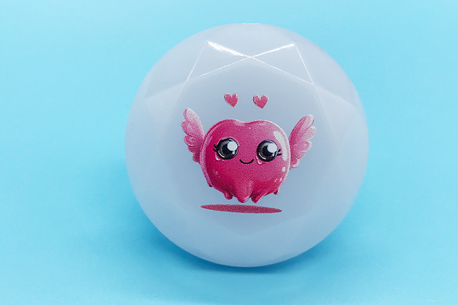 ピンクの羽キャラが輝くダイヤ型リングライト