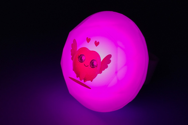 ピンクの羽キャラが輝くダイヤ型リングライト