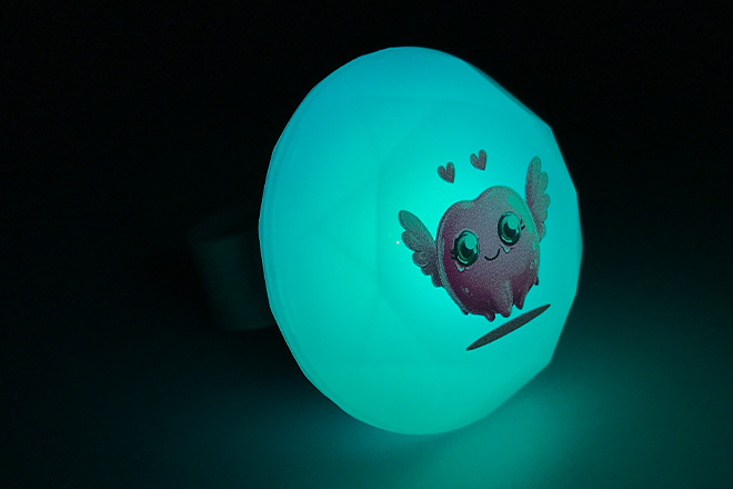 ピンクの羽キャラが輝くダイヤ型リングライト