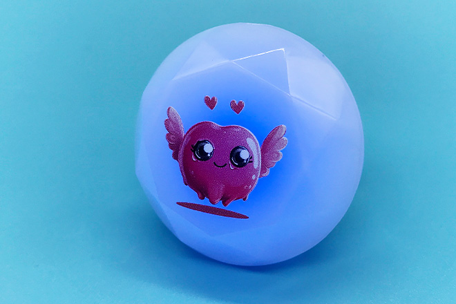 ピンクの羽キャラが輝くダイヤ型リングライト