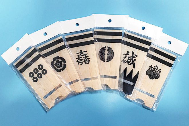 武将の家紋と木目調デザインが調和する6種類のスマホスタンド