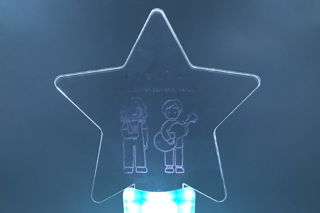 優しい線画イラストが輝く星形ペンライト