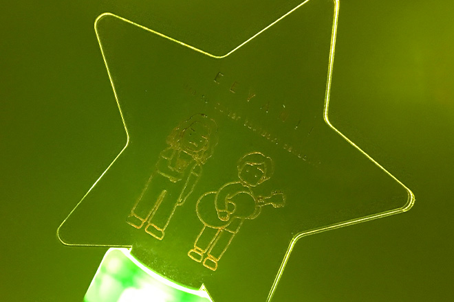 優しい線画イラストが輝く星形ペンライト