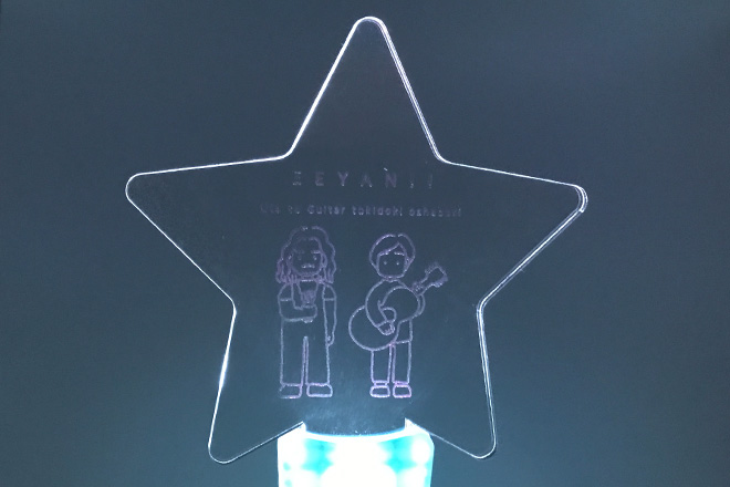 優しい線画イラストが輝く星形ペンライト