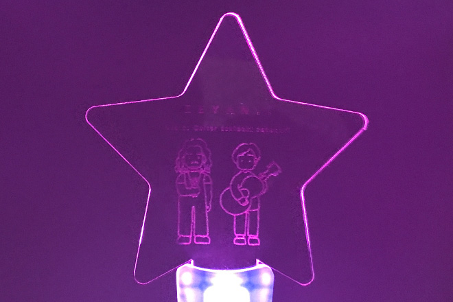 優しい線画イラストが輝く星形ペンライト