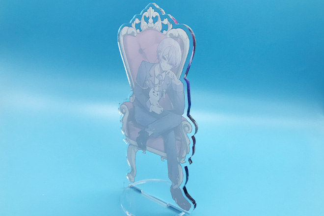 豪華な椅子とスーツキャラが印象的なアクリルスタンド