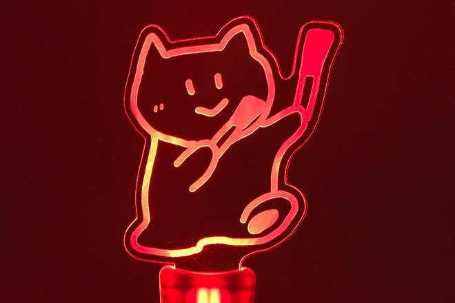 手書き風キャラクターが軽やかに踊るペンライト