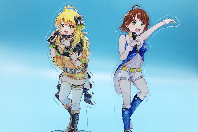 アイドル衣装の2人とハート台座が彩るアクリルスタンド（プレートタイプ）