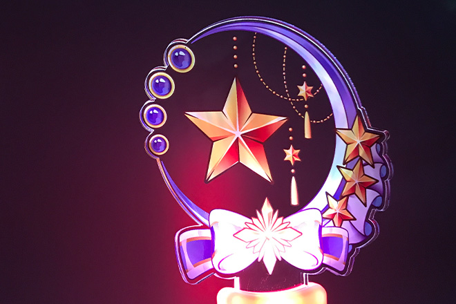 星と月がきらめく華やかなデザインのアクリルペンライト