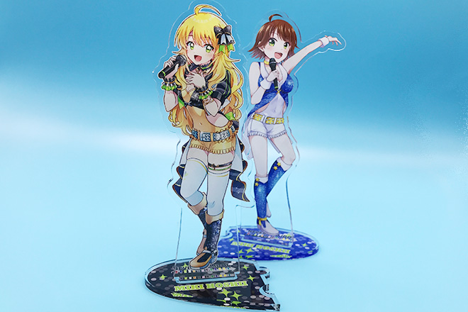 アイドル衣装の2人とハート台座が彩るアクリルスタンド（プレートタイプ）