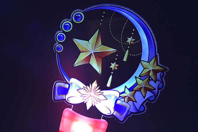星と月がきらめく華やかなデザインのアクリルペンライト