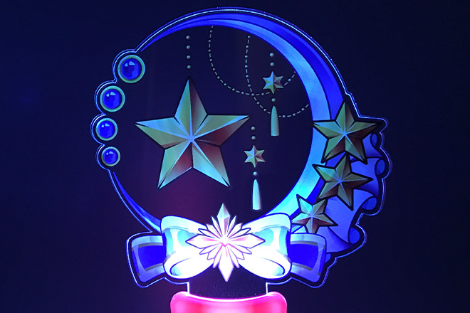 星と月がきらめく華やかなデザインのアクリルペンライト