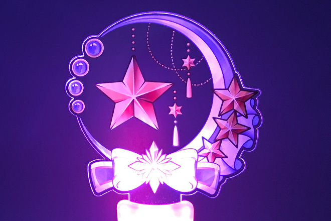 星と月がきらめく華やかなデザインのアクリルペンライト