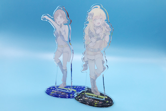 アイドル衣装の2人とハート台座が彩るアクリルスタンド（プレートタイプ）