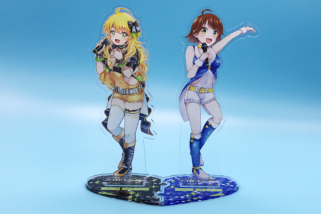 アイドル衣装の2人とハート台座が彩るアクリルスタンド（プレートタイプ）