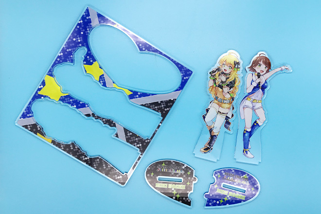 アイドル衣装の2人とハート台座が彩るアクリルスタンド（プレートタイプ）