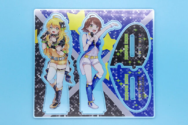 アイドル衣装の2人とハート台座が彩るアクリルスタンド（プレートタイプ）