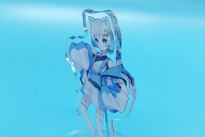 スラリとしたシルエットとブルーカラーが印象的なアクリルスタンド