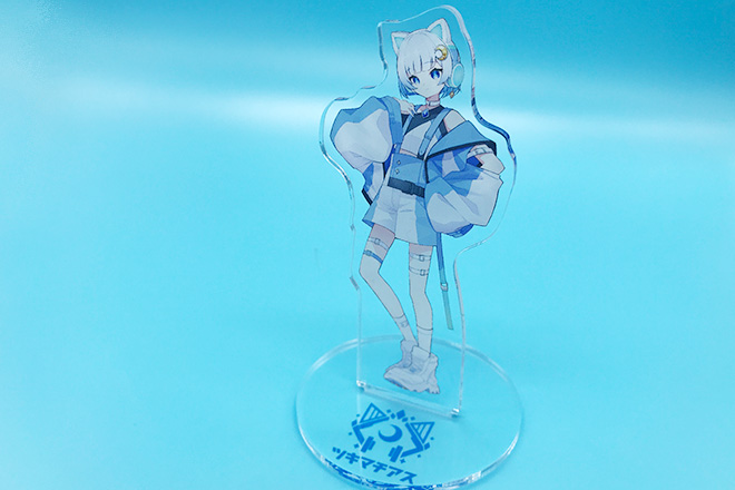 スラリとしたシルエットとブルーカラーが印象的なアクリルスタンド