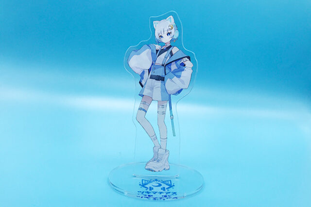 スラリとしたシルエットとブルーカラーが印象的なアクリルスタンド