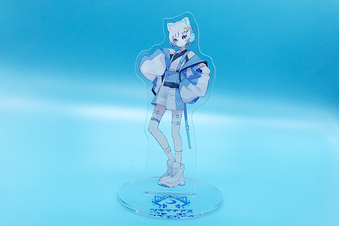 スラリとしたシルエットとブルーカラーが印象的なアクリルスタンド